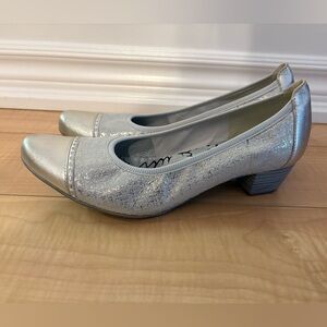 En Tour En Ville Silver Heels, Size 7